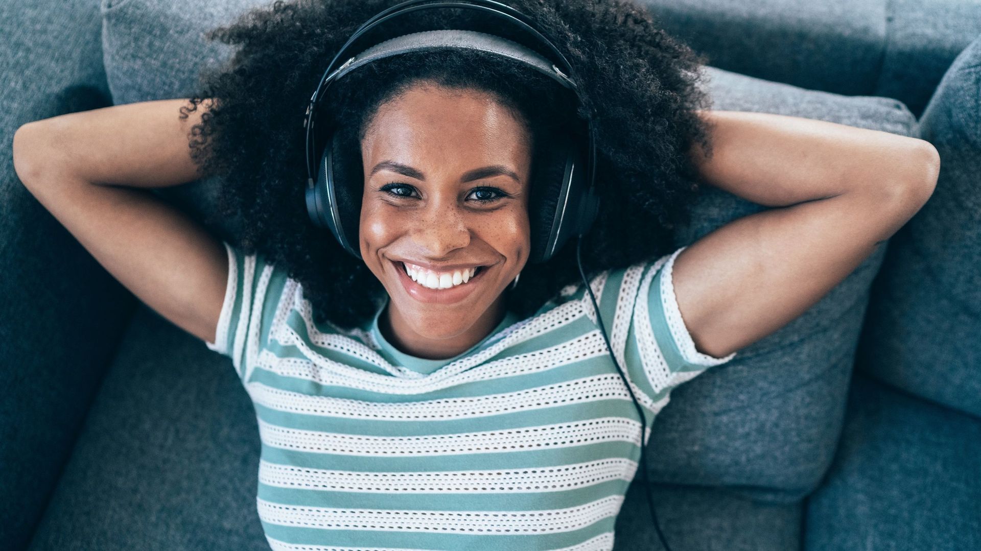 Selon le rapport d'Edison Research, les femmes écoutent presque 10 podcasts par semaine.